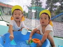 写真：1歳児の水遊び