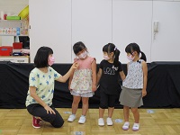 4歳児さんがインタビューを受けている写真です。