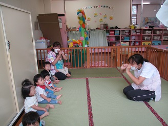 畳のお部屋で手遊びする様子の写真