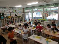 カレーライスを食べている子どもの写真