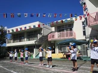 運動会リハーサルに参加する3歳児こあら組の子どもたちの様子の写真