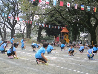 運動会リハーサルに参加する5歳児らいおん組の子どもたちの様子の写真