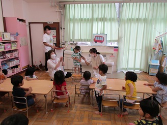 誕生日をお祝いする2歳児うさぎ組の子どもたちの様子の写真