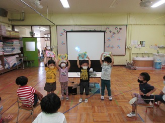 誕生日をお祝いする3歳児こあら組の子どもたちの様子の写真