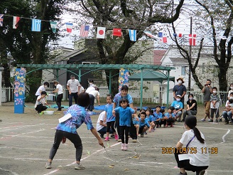 大縄跳びを楽しむ5歳児らいおん組の子どもたちの様子の写真