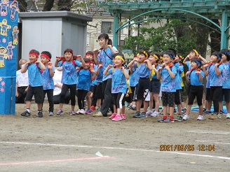 よさこい踊りに取り組む5歳児らいおん組の子どもたちの様子の写真