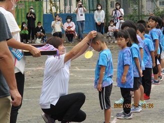 閉会式に臨む5歳児らいおん組の子どもたちの様子の写真