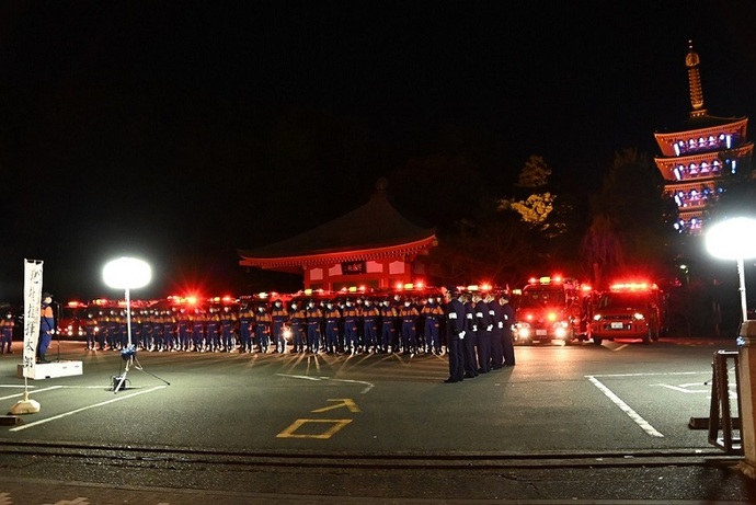 写真：消防団長が整列している団員を激励している様子