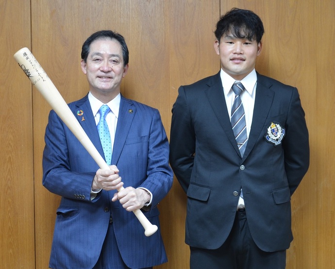 山本選手と市長の写真