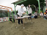 栄養士による芋汁作りのデモンストレーションの写真