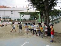 4歳児ぞう組が運動会の練習でならんでいる写真