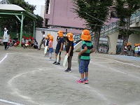 5歳児らいおん組が開会式の練習で並んでいる写真
