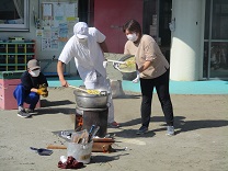 写真：園庭のかまどで調理