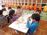 給食を食べている5歳児の写真