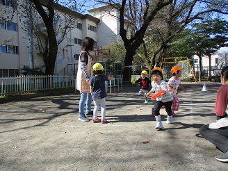 3歳児こあら組がリレーをしている様子の写真