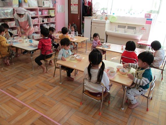 2歳児うさぎ組が芋汁の給食を食べている様子の写真