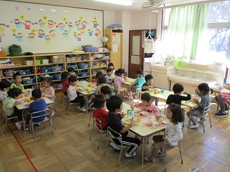 3歳児こあら組が芋汁の給食を食べている様子の写真