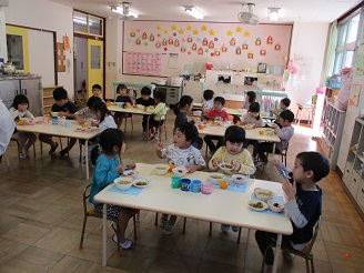 4歳児ぱんだ組が芋汁の給食を食べている様子の