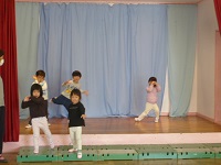3歳児こあら組が舞台で練習している写真