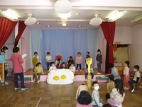 4歳児ぞう組が舞台で練習している写真