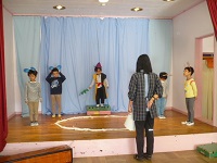 5歳児らいおん組が舞台で練習している写真