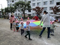 2歳児がパラバルーンをしている写真です。