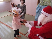 プレゼントをもらう子どもたちの写真