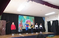 5歳児らいおん組の劇あそび「めっきらもっきらどぉんどん」を演じる子どもたちの写真