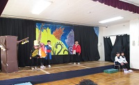 5歳児らいおん組の劇あそび「めっきらもっきらどぉんどん」を演じる子どもたちの写真
