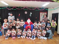 サンタクロースさんと子どもたちの写真