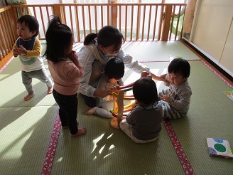 0歳児ひよこ組室内あそびの様子