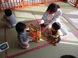 0歳児ひよこ組室内あそびの様子