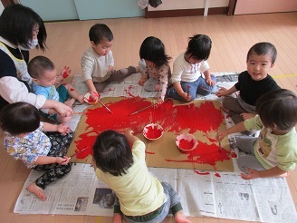 1歳児りす組室内あそびの様子