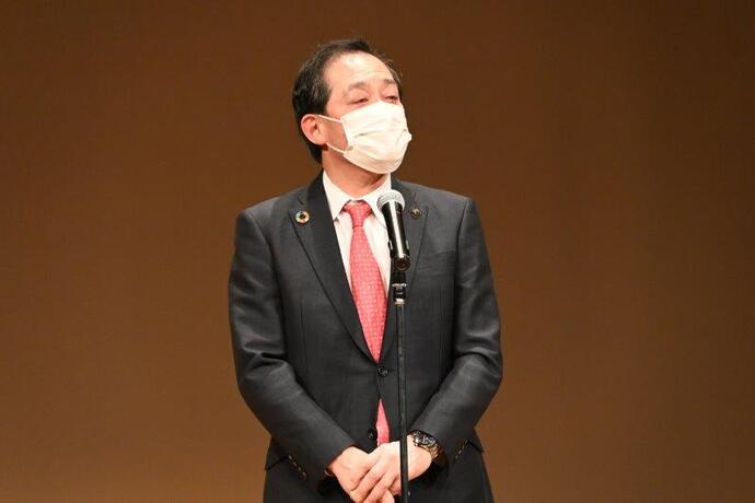 写真：戦争体験アーカイブイベント会場のようす（日野市長のスピーチ）