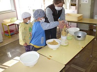 5歳児らいおん組が大豆をミキサーにかける手伝いをしている写真