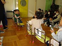 1歳児クラスの子どもたちが手遊びをしている写真
