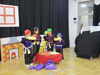 5歳児は、ブレーメンの音楽隊の劇をしている写真です。