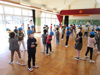 5歳児幼児園学年交流の様子の写真