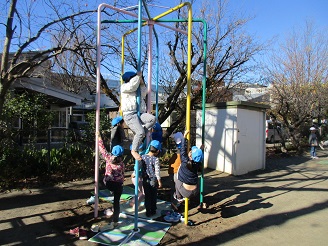 幼児園5歳児学年交流の様子の写真