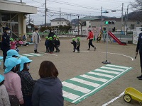 4歳児ぞう組が横断歩道を渡る練習をしている写真