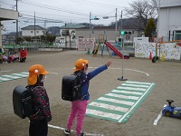 5歳児らいおん組が横断歩道を渡る練習をしている写真