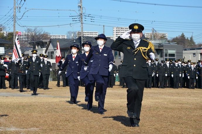 消防団員が徒列行進をしている写真