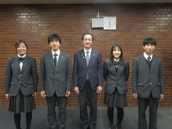 写真：左から高木さん、田宮さん、市長、門間さん、山谷さん