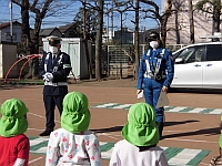 写真：お巡りさんの話を聞く様子