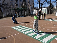 写真：横断歩道を渡る練習の様子