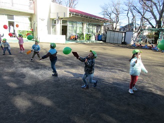 お正月遊び羽根つきの様子の写真