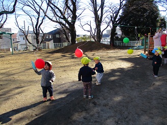 1歳児クラスお正月遊び羽根つきの様子の写真