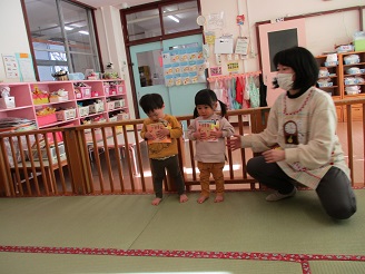 1歳児りす組の誕生会の様子の写真