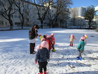 雪遊びをしている様子の写真