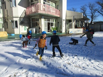 雪遊びをしている様子の写真